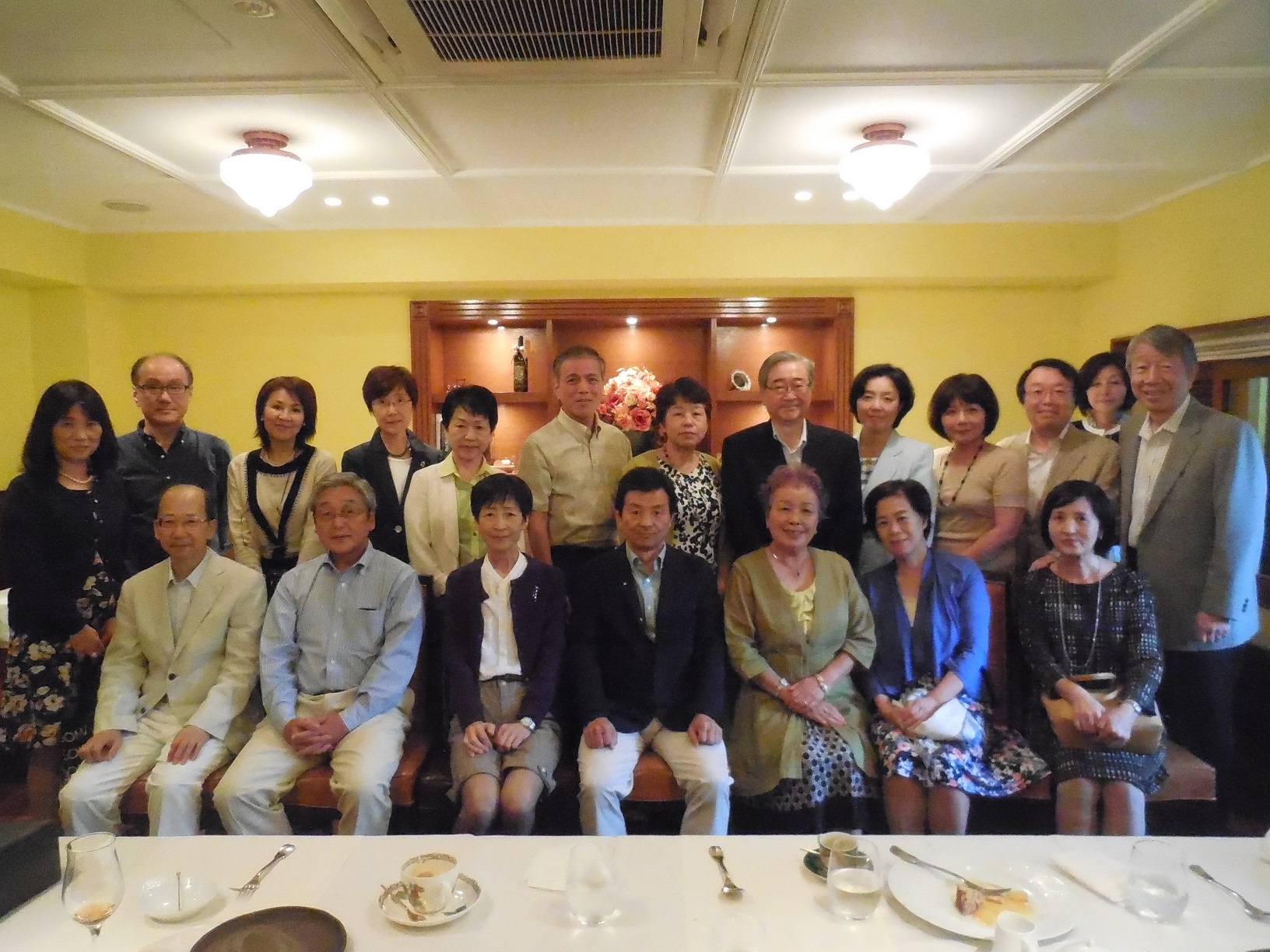 �Q���҂̐H��̏W���ʐ^�ł�